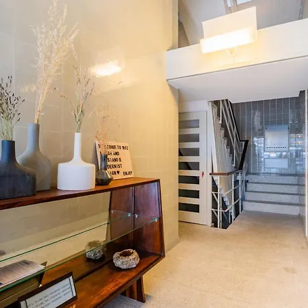 Unique Modernist Duplex & Parking Apartamento